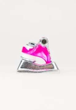 Krux Trucks 8.25 K5 2 DLK Eyes Skateboardtrucks (twee Stuks) -Skateboards Winkel krux achsen 8 25 k5 fos eyes 2 dlk purple silver closeup1 0123444 600x600